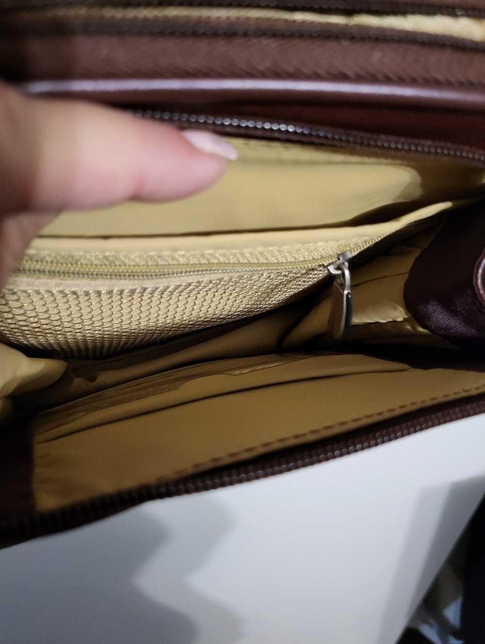 TRAVELON ANTI THEFT LEATHER CROSSBODY BAG - Picture 8 of 11